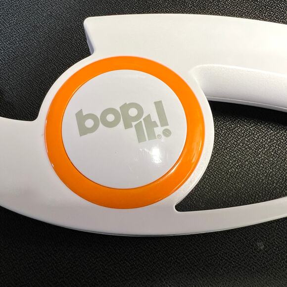 Hasbro BOP IT Game Toy Electronic Handheld PARTY E6393 BopIt 2018 - Picture 3 of 6